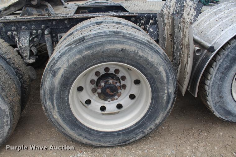 image for item DA4921 2007 Mack CL733 semi truck