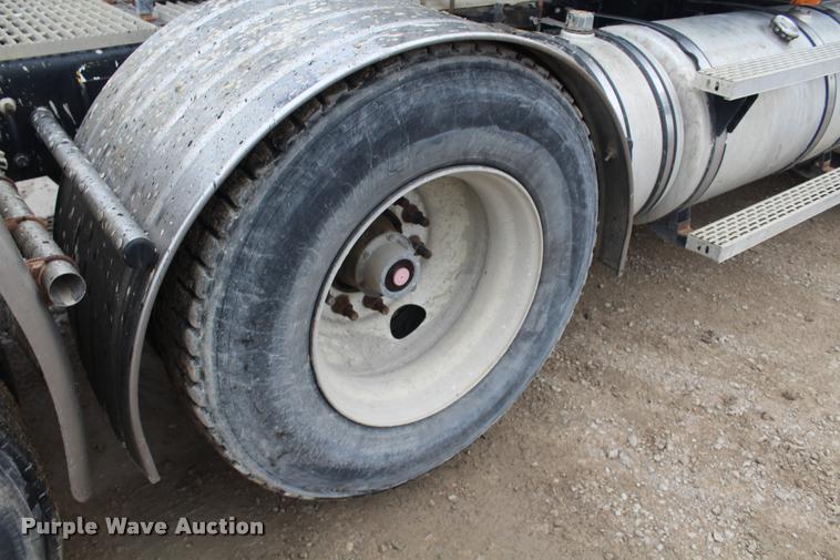 image for item DA4921 2007 Mack CL733 semi truck