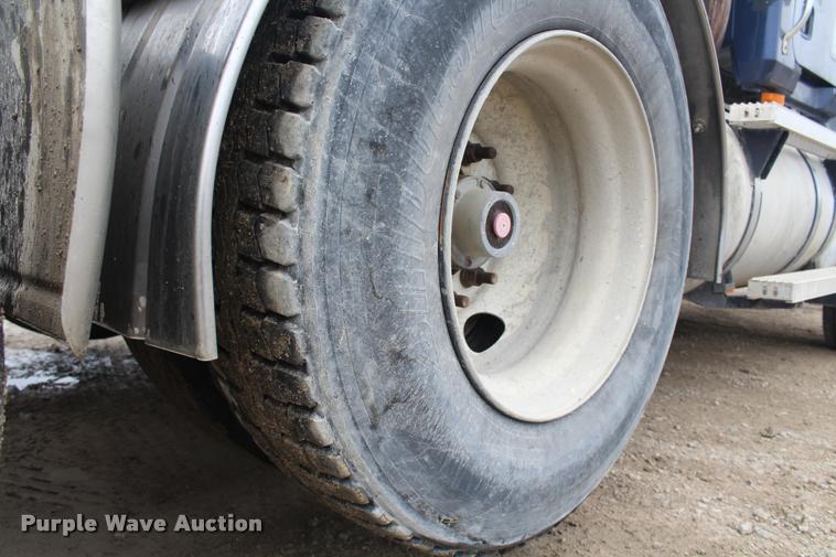 image for item DA4921 2007 Mack CL733 semi truck