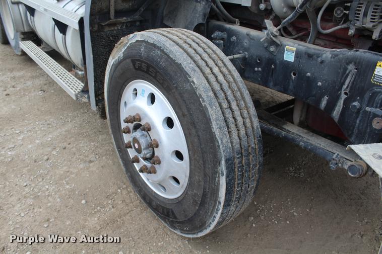 image for item DA4921 2007 Mack CL733 semi truck