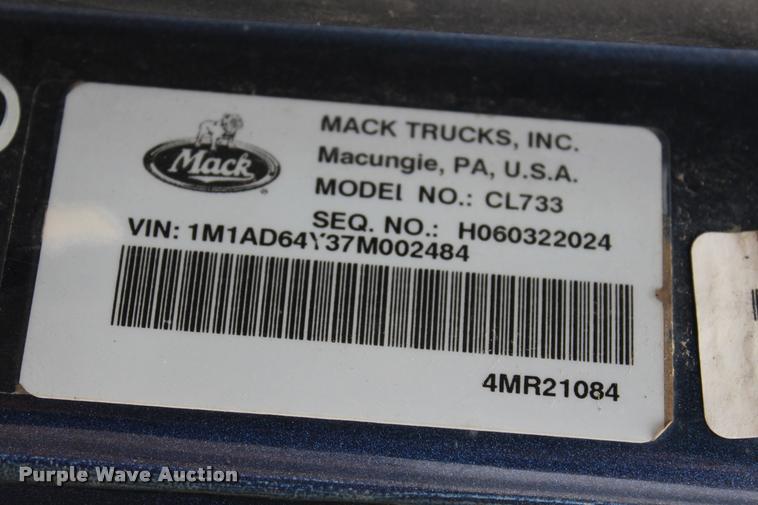 image for item DA4921 2007 Mack CL733 semi truck