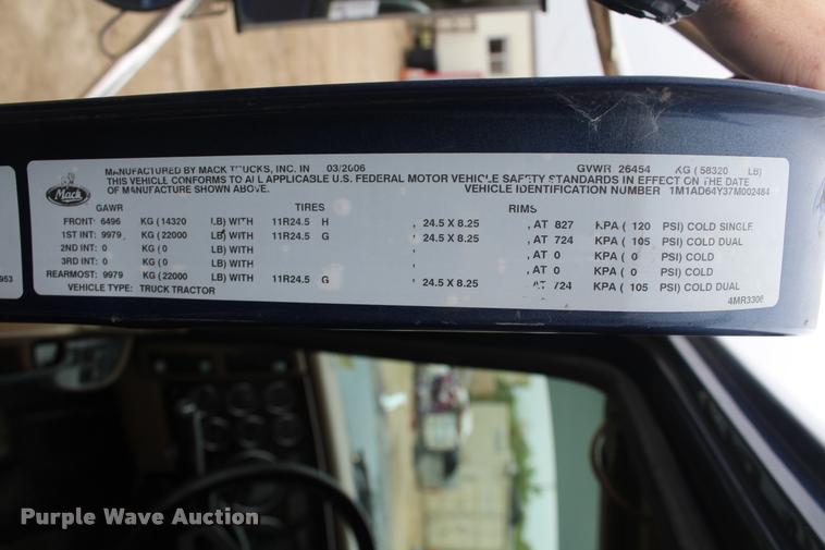 image for item DA4921 2007 Mack CL733 semi truck