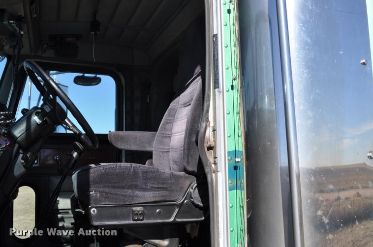 image for item G7499 1999 Peterbilt 379 semi truck