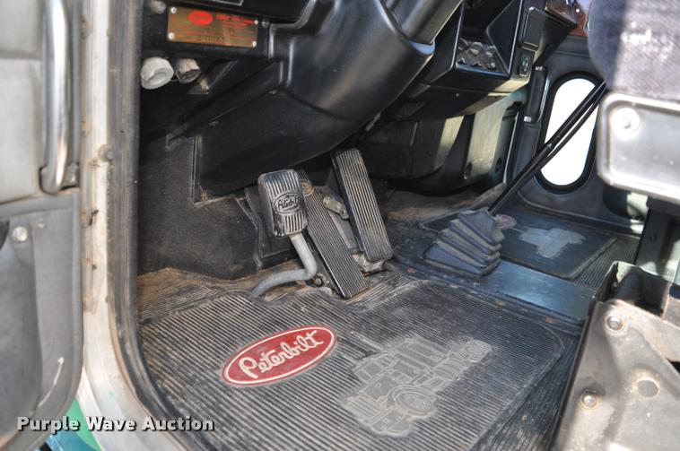 image for item G7499 1999 Peterbilt 379 semi truck