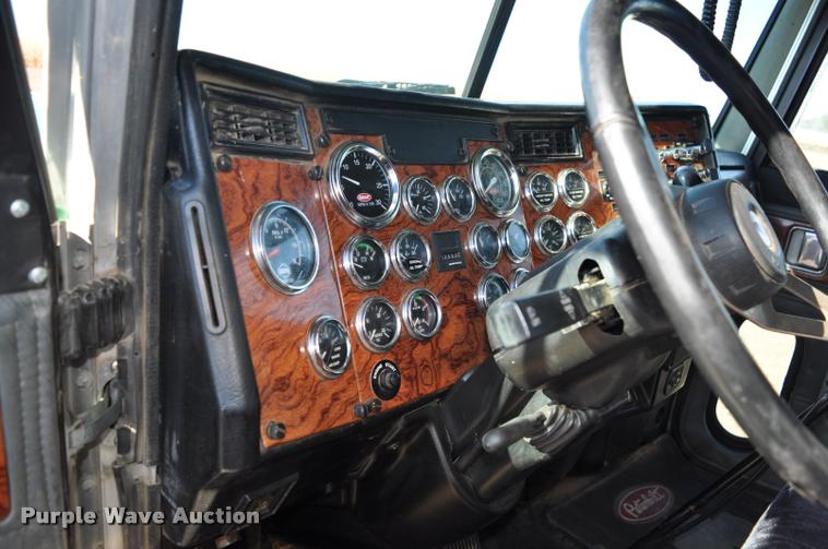 image for item G7499 1999 Peterbilt 379 semi truck