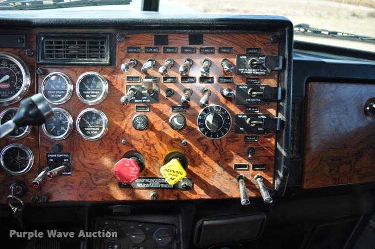 image for item G7499 1999 Peterbilt 379 semi truck