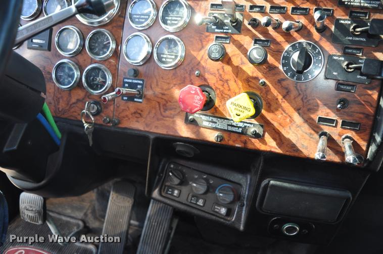 image for item G7499 1999 Peterbilt 379 semi truck