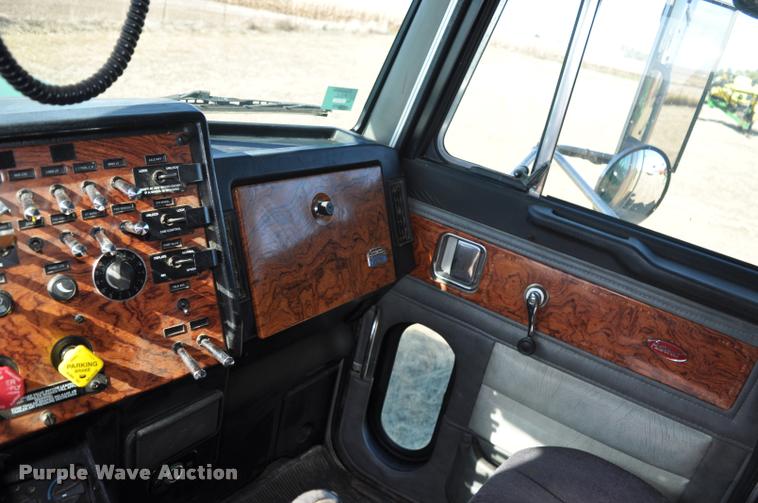 image for item G7499 1999 Peterbilt 379 semi truck