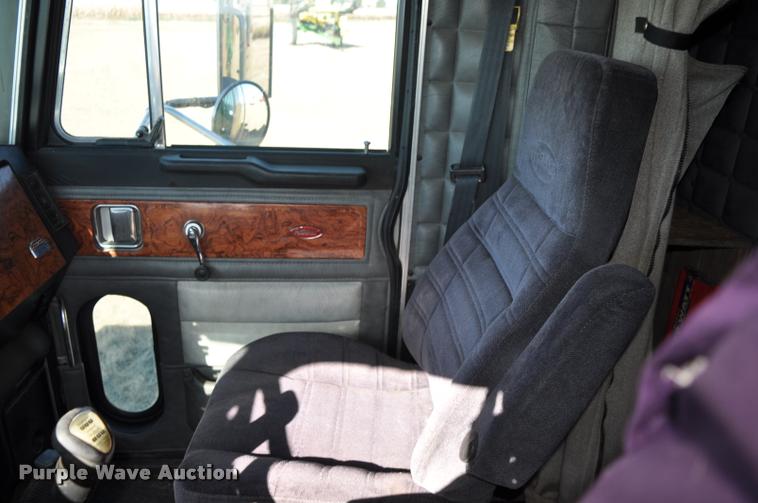 image for item G7499 1999 Peterbilt 379 semi truck