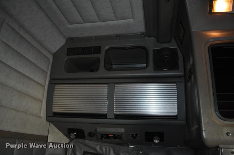 image for item G7499 1999 Peterbilt 379 semi truck