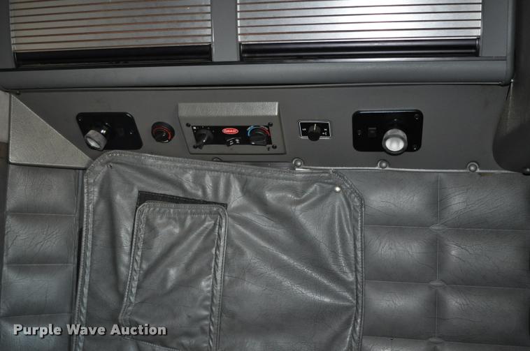 image for item G7499 1999 Peterbilt 379 semi truck