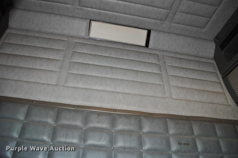 image for item G7499 1999 Peterbilt 379 semi truck