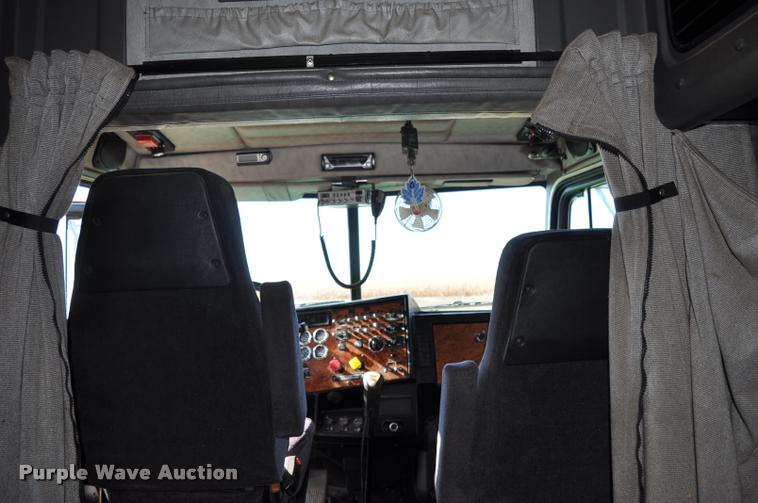 image for item G7499 1999 Peterbilt 379 semi truck