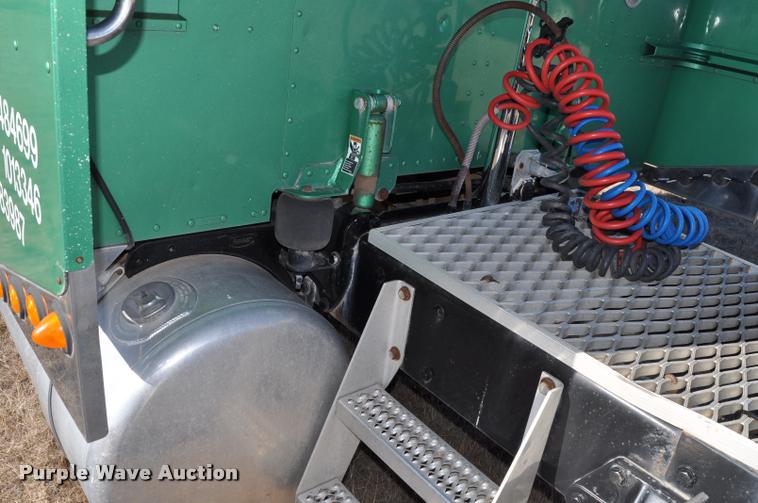 image for item G7499 1999 Peterbilt 379 semi truck