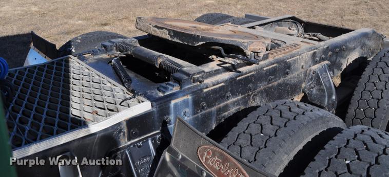 image for item G7499 1999 Peterbilt 379 semi truck