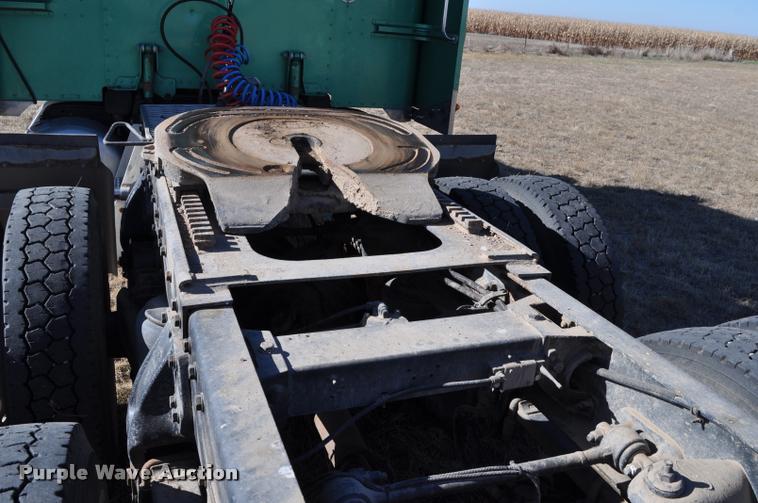 image for item G7499 1999 Peterbilt 379 semi truck