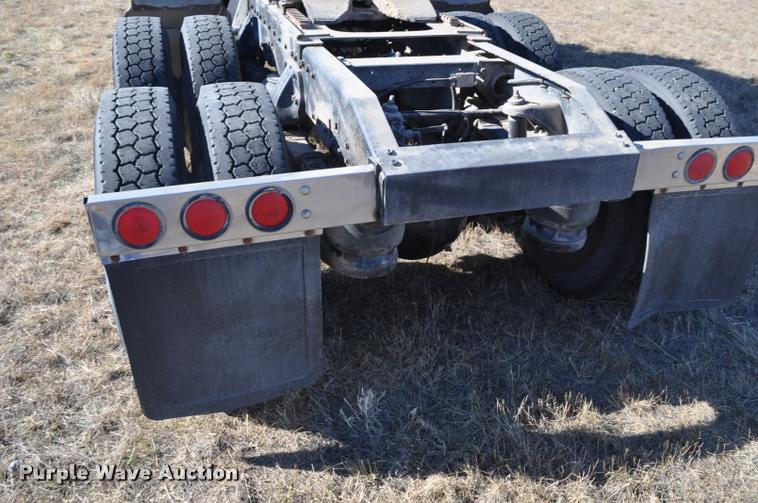 image for item G7499 1999 Peterbilt 379 semi truck