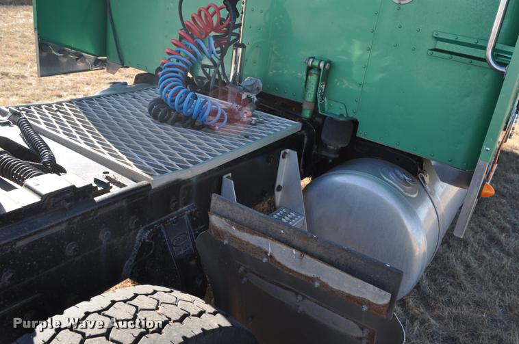 image for item G7499 1999 Peterbilt 379 semi truck