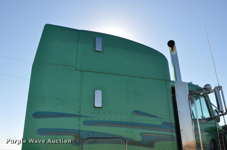 image for item G7499 1999 Peterbilt 379 semi truck