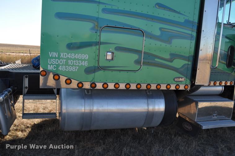 image for item G7499 1999 Peterbilt 379 semi truck