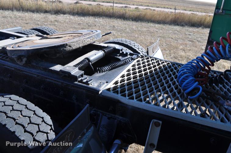 image for item G7499 1999 Peterbilt 379 semi truck