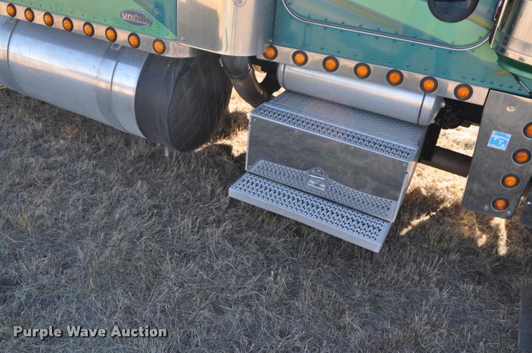 image for item G7499 1999 Peterbilt 379 semi truck