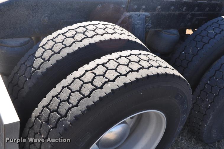 image for item G7499 1999 Peterbilt 379 semi truck