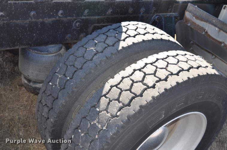 image for item G7499 1999 Peterbilt 379 semi truck