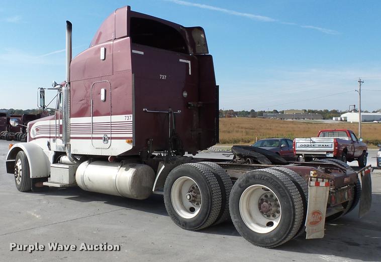 image for item K3436 2004 Peterbilt 378 semi truck