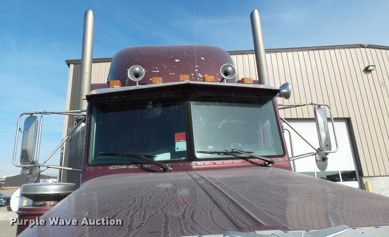 image for item K3436 2004 Peterbilt 378 semi truck