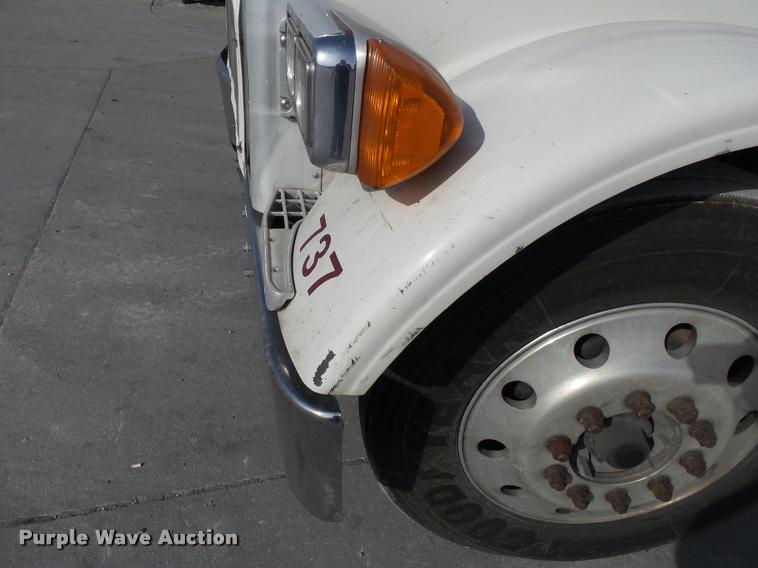 image for item K3436 2004 Peterbilt 378 semi truck