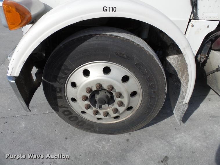 image for item K3436 2004 Peterbilt 378 semi truck