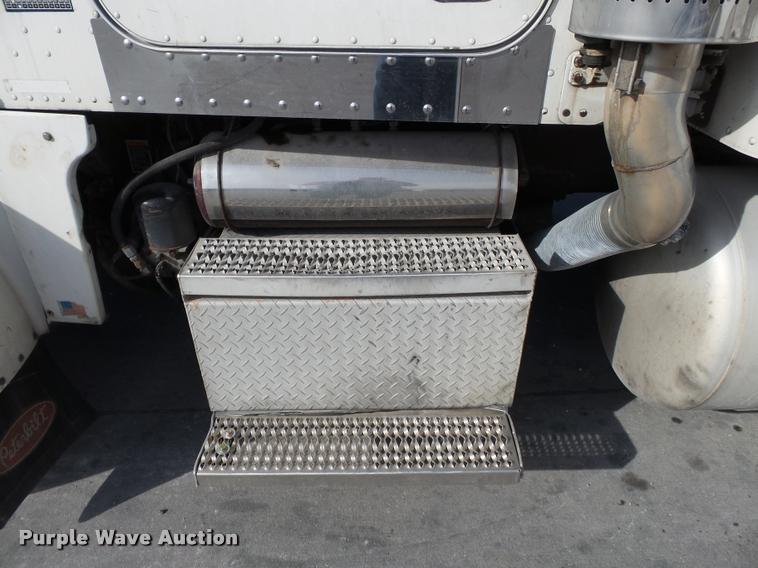 image for item K3436 2004 Peterbilt 378 semi truck