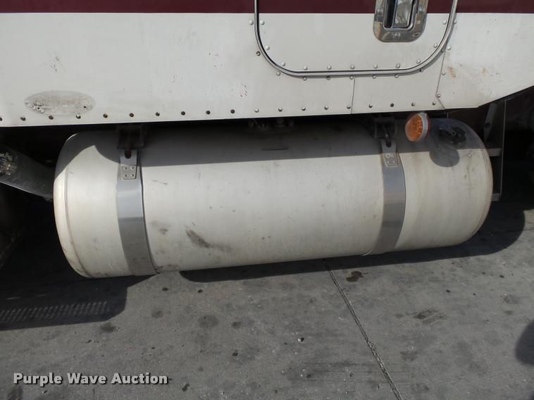 image for item K3436 2004 Peterbilt 378 semi truck