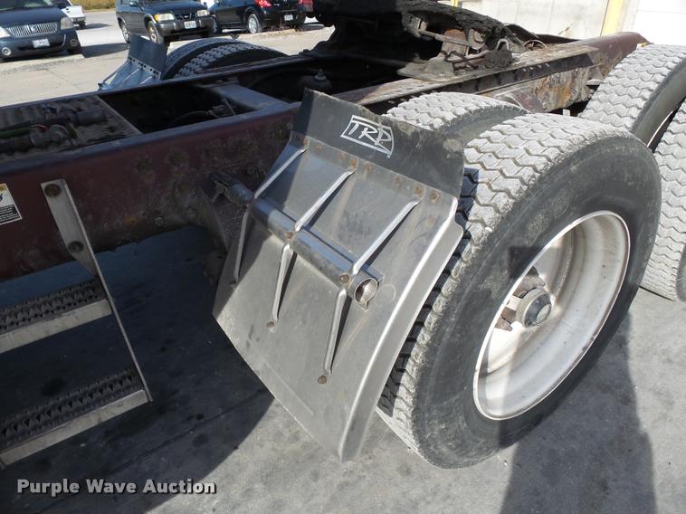 image for item K3436 2004 Peterbilt 378 semi truck