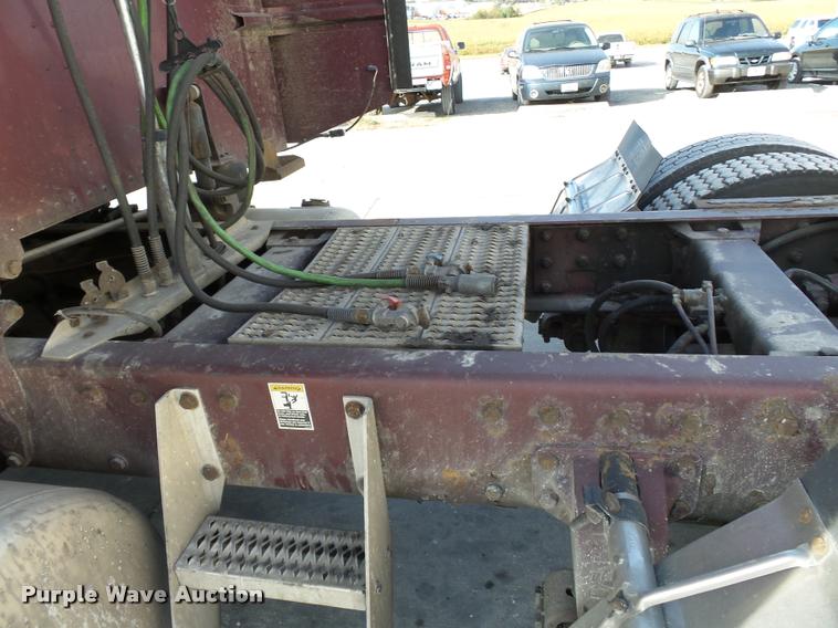 image for item K3436 2004 Peterbilt 378 semi truck