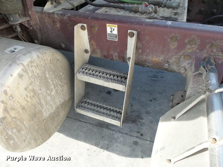 image for item K3436 2004 Peterbilt 378 semi truck