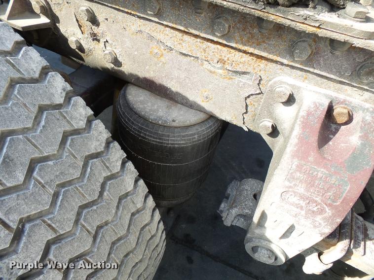 image for item K3436 2004 Peterbilt 378 semi truck