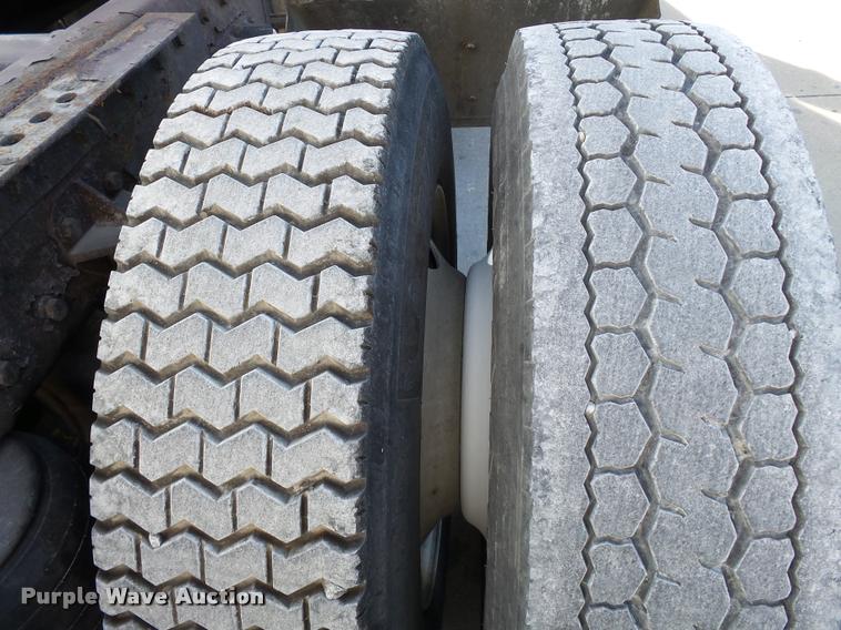 image for item K3436 2004 Peterbilt 378 semi truck