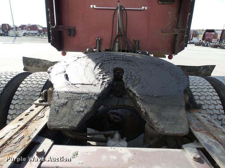 image for item K3436 2004 Peterbilt 378 semi truck