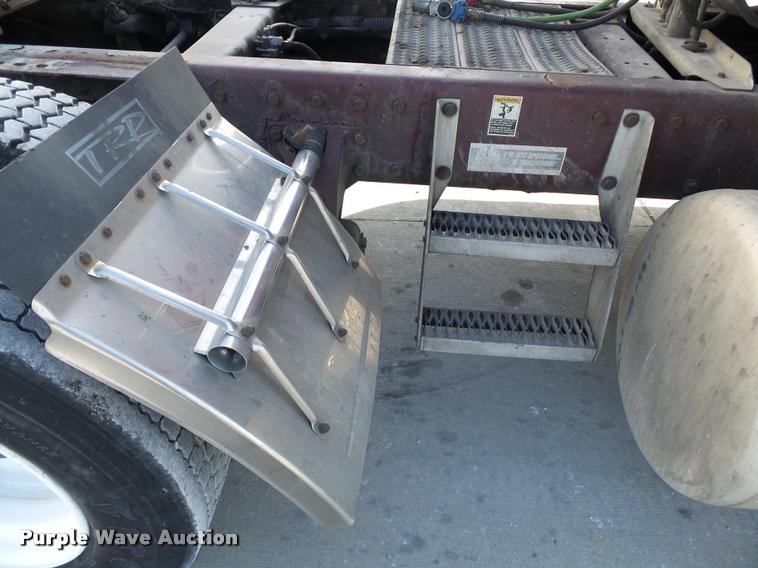 image for item K3436 2004 Peterbilt 378 semi truck