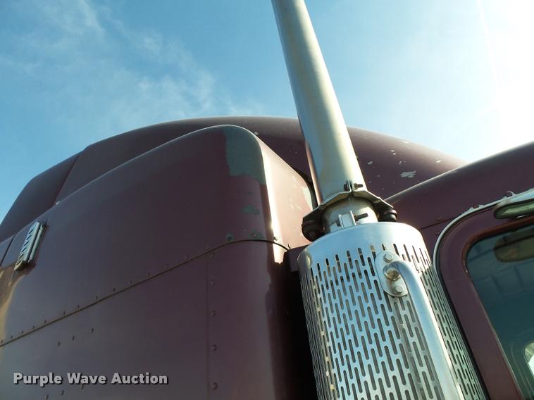 image for item K3436 2004 Peterbilt 378 semi truck