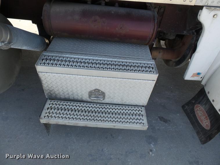 image for item K3436 2004 Peterbilt 378 semi truck