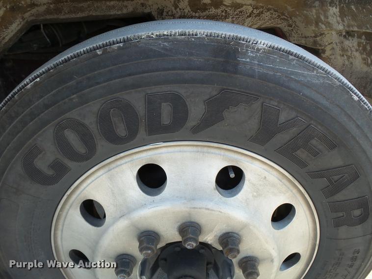 image for item K3436 2004 Peterbilt 378 semi truck