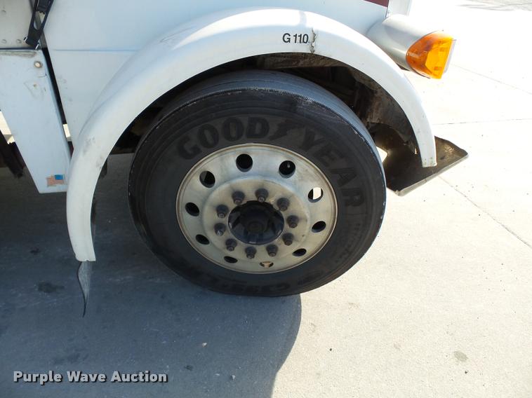 image for item K3436 2004 Peterbilt 378 semi truck