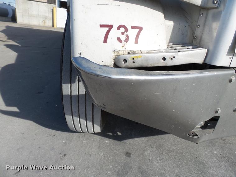 image for item K3436 2004 Peterbilt 378 semi truck