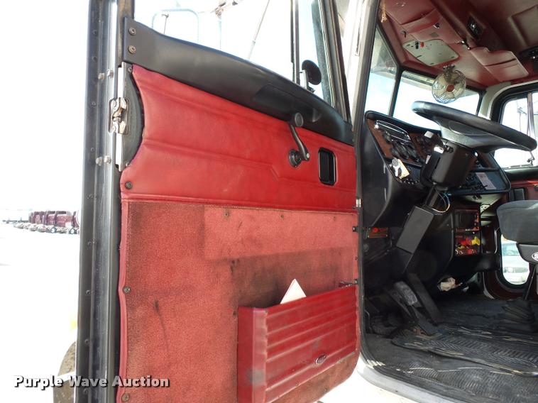 image for item K3436 2004 Peterbilt 378 semi truck