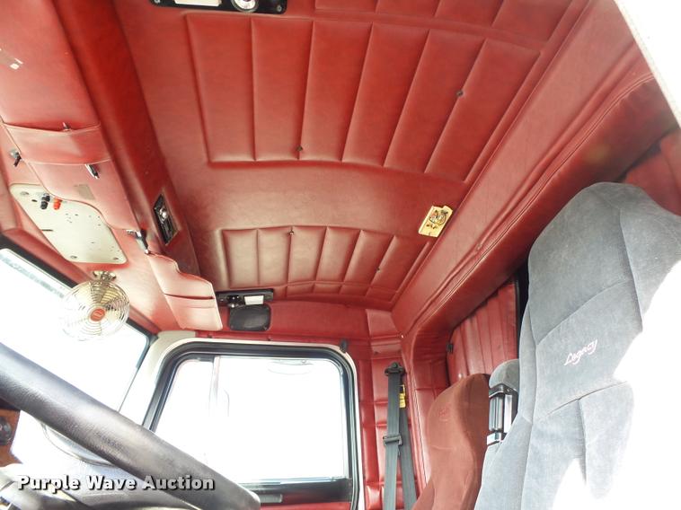 image for item K3436 2004 Peterbilt 378 semi truck