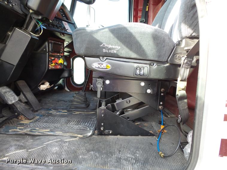 image for item K3436 2004 Peterbilt 378 semi truck