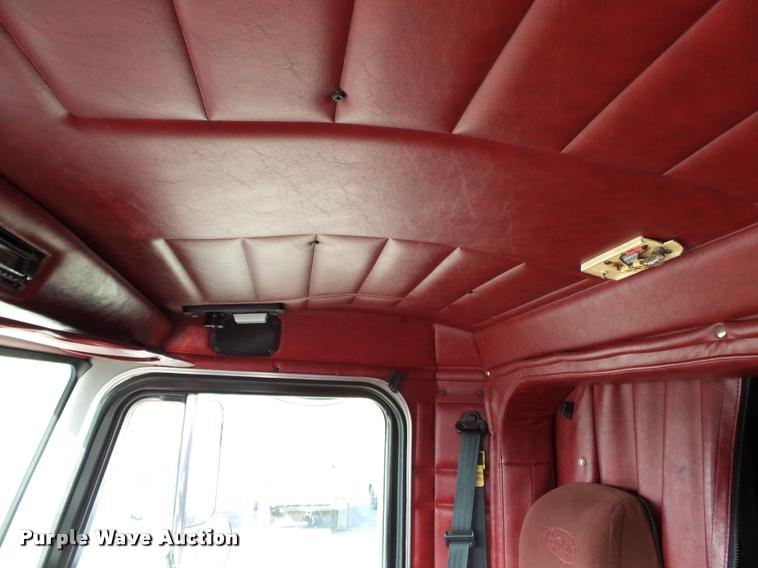 image for item K3436 2004 Peterbilt 378 semi truck